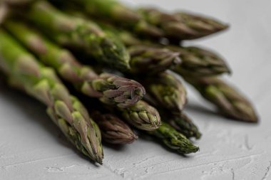 Yakından, güzelce yerleştirilmiş çerçevede taze yeşil kuşkonmaz.