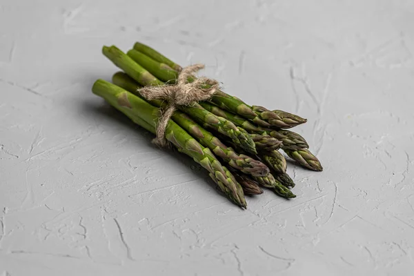 Gray Concrete Background Lies Bunch Fresh Green Asparagus Beautifully Tied — Foto de Stock
