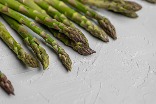 Sobre Fondo Decorativo Gris Primer Plano Las Tapas Espárragos Verdes — Foto de Stock