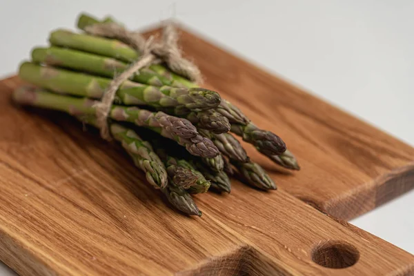 Beautiful Wooden Board Lies Bunch Fresh Green Asparagus — Foto de Stock