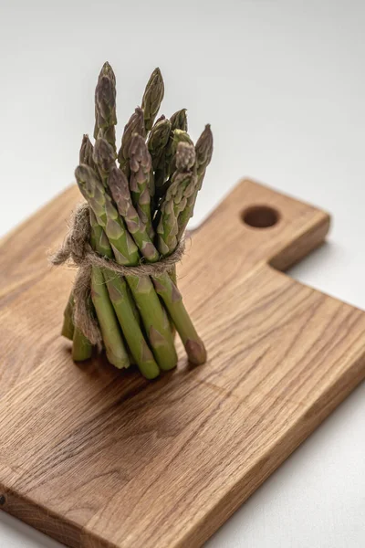Light Background Bunch Fresh Green Asparagus Stands Kitchen Board Vertical — Foto de Stock