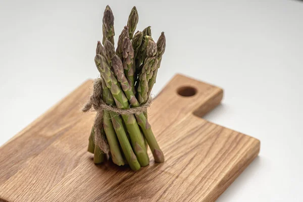 Light Background Bunch Fresh Green Asparagus Stands Kitchen Board Horizontal — Foto de Stock