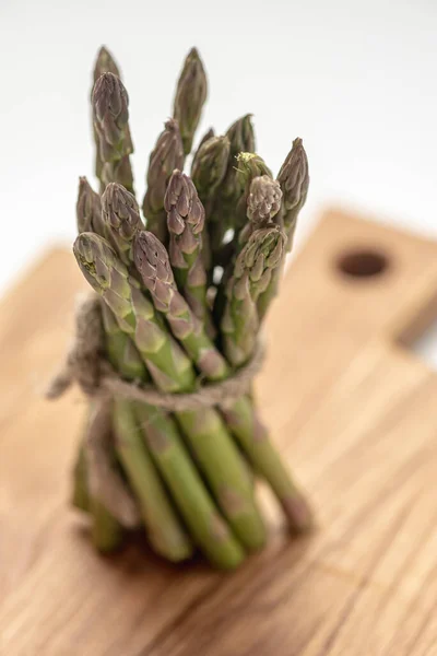 Bunch Fresh Green Delicious Asparagus Kitchen Board Vertical Frame — Foto de Stock