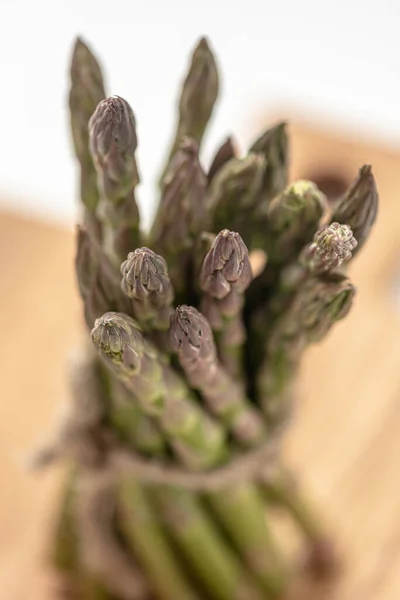 Wooden Board Bunch Fresh Green Delicious Asparagus Tied String — Foto de Stock