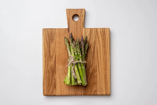 White Background Wooden Board Lies Bunch Fresh Green Asparagus — Foto de Stock