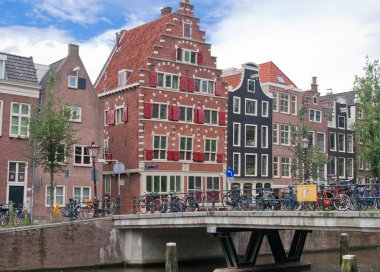 Tipik Amsterdam evleri