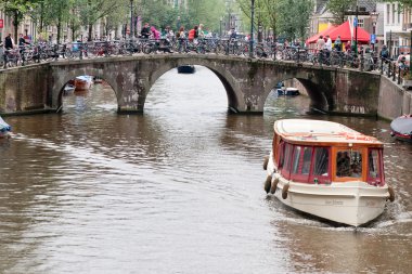 amsterdam'ın kalbinde kanalından zevk tekne hareket