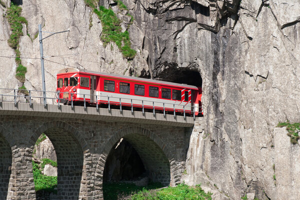 движение железнодорожного тоннеля на Teufelsbrucke.Andermatt
