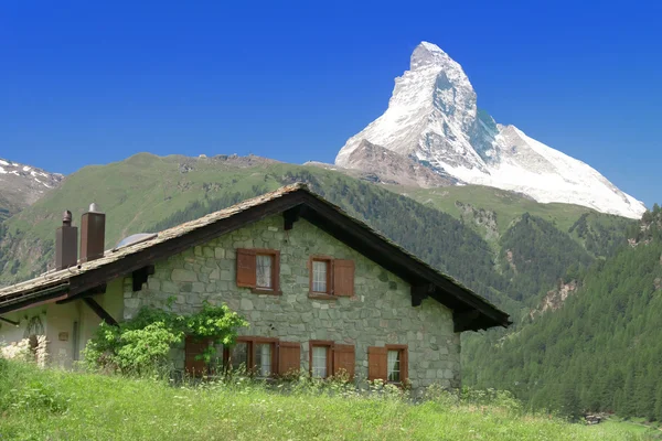 House against the mountain Matterhorn — Stock Photo, Image