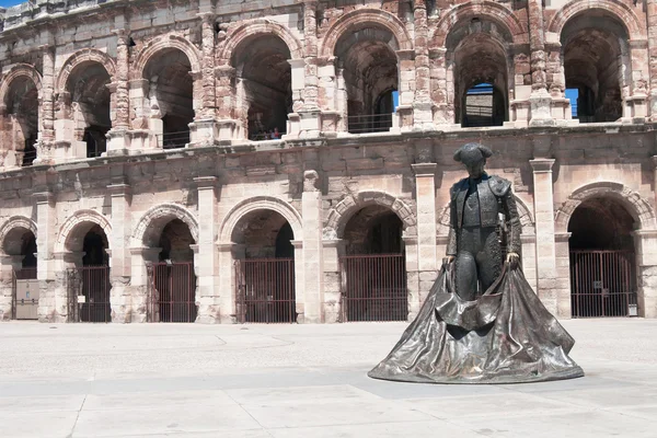 Estatua de Matador frente al antiguo anfiteatro romano en Nimes, Francia — Foto de Stock