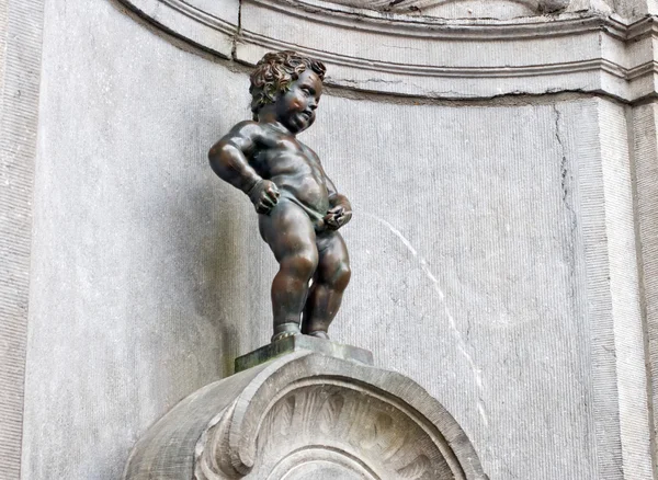 Знаменитая статуя The Manneken Pis, Брюссель, Бельгия — стоковое фото