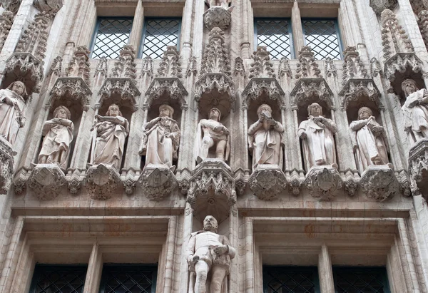 Architectural elements on the building of City Hall of Brussels — Stock Photo, Image