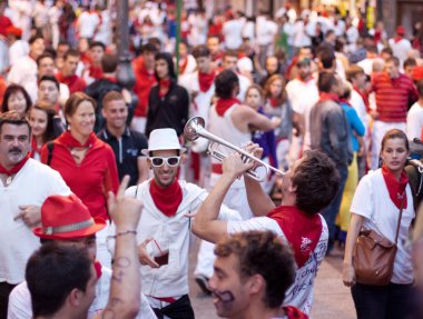 Pamplona, İspanya-Temmuz 9: açılışında having fun