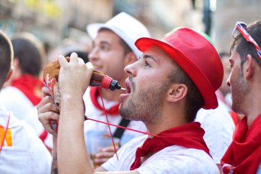 Pamplona, İspanya-8 Temmuz: açılışta eğleniyor genç