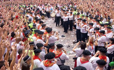 Pamplona, İspanya-6 Temmuz: muni önünde kare bir orkestra