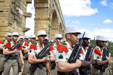 Nimes, Fransa - 2 Temmuz: Fransız Yabancı Lejyonu 2 yabancı bebek