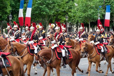 Paris - 14 Temmuz: Süvari askeri geçit töreninde Cumhuriyeti Da