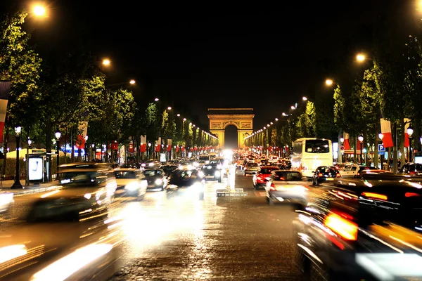 Avenida de los Campos Elíseos con Arco del Triunfo en París — Foto de Stock