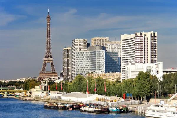 Torre Eiffel y Quai de Grenellie en París, Francia . — Foto de Stock