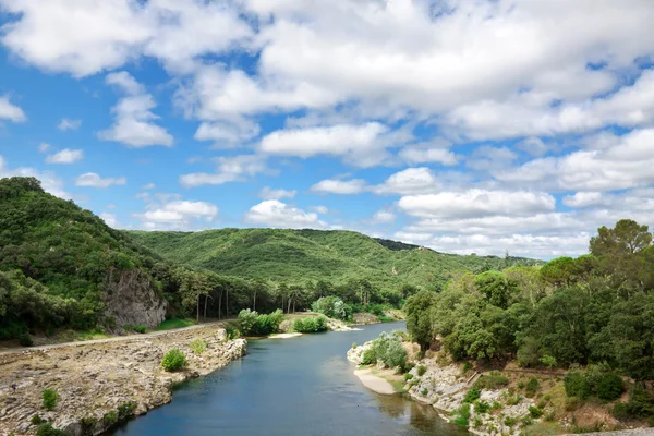 Utsikt över floden gardon med akvedukten pont du gard — Stockfoto