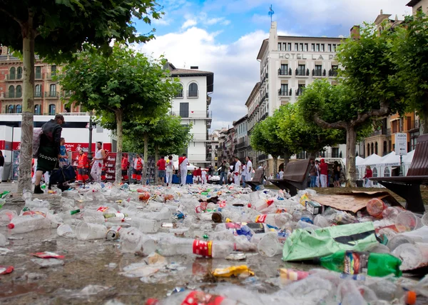 Pamplona, Spanje-juli 8: huishoudelijk afval op san fermin festival ik — Stockfoto
