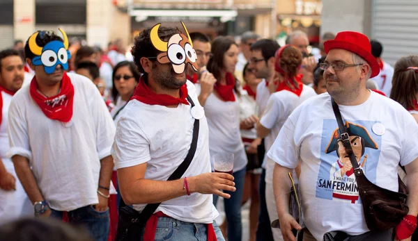 Pamplona, Hiszpania-8 lipca: młodzi w maskach zabawy w z — Zdjęcie stockowe