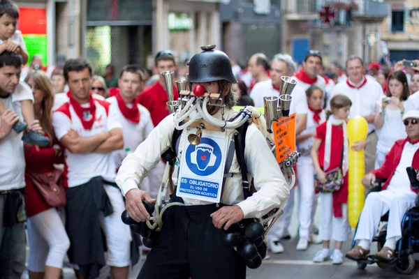 PAMPLONA, ESPAGNE 9 JUILLET : s'amuser à la fête de San Fermin — Photo