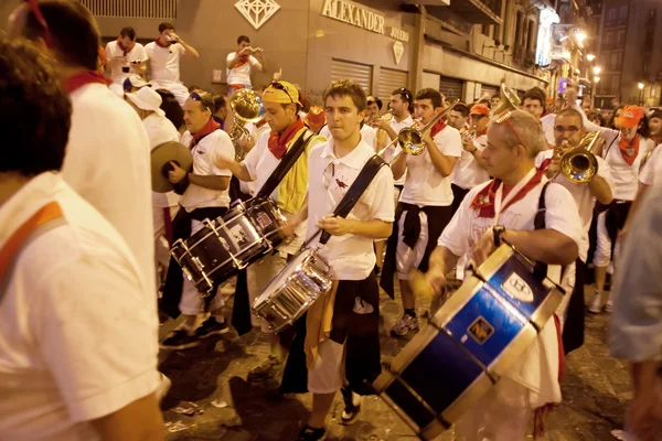 PAMPLONA, ESPANHA-JULHO 9: Jovem se divertindo em de San Fermi — Fotografia de Stock