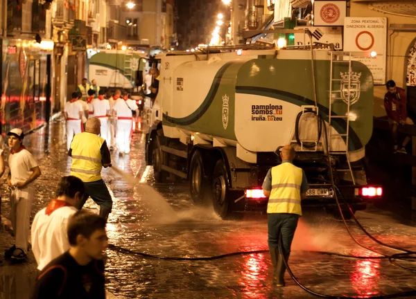 Pamplona, Spain, July 9: Cleaning street Estafeta to run bulls a — Stock Photo, Image