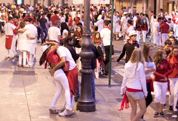 Pamplona, Španělsko-9. července: se baví na zahájení — Stock fotografie