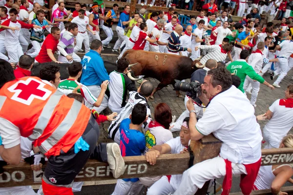 Pamplona, Spanyolország-július 9-én: azonosítatlan férfi indulnak a bikák — Stock Fotó