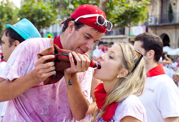 Pamplona, spanien -6. juli: junge mit spaß bei der eröffnung — Stockfoto