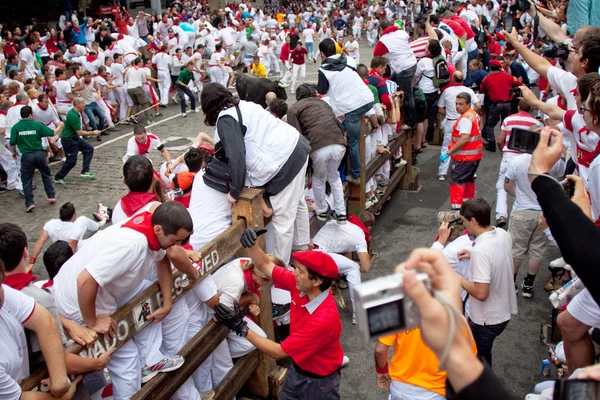 Pamplona, İspanya-Temmuz 9: bulls gelen kimliği belirsiz erkek çalıştırmak — Stok fotoğraf