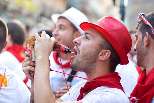 Pamplona, İspanya-8 Temmuz: açılışta eğleniyor genç
