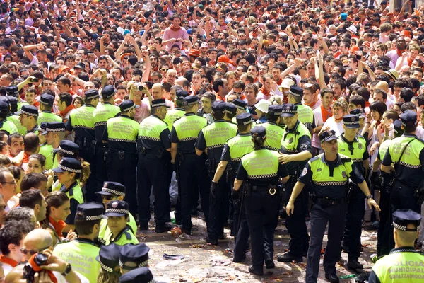 PAMPLONA, ESPAÑA 6 DE JULIO: Oficiales de policía trabajando en el festival — Foto de Stock