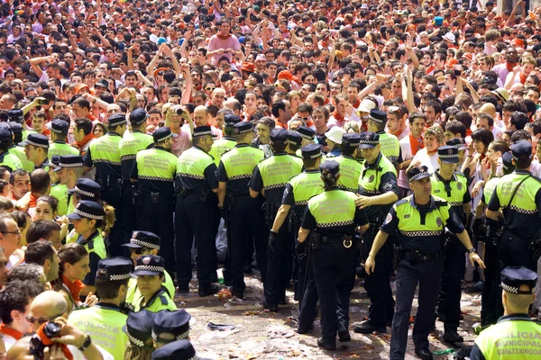 PAMPLONA, SPAIN -JULY 6: Police officers working at the festival — Stock Photo, Image