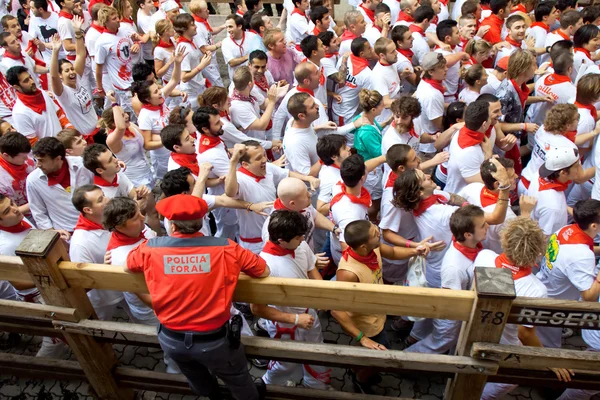 PAMPLONA, ESPAÑA - 8 DE JULIO: Oficial de policía trabajando en el festival — Foto de Stock