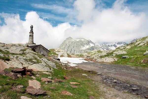 Büyük st bernard geçmektedir. İtalya. İsviçre — Stok fotoğraf