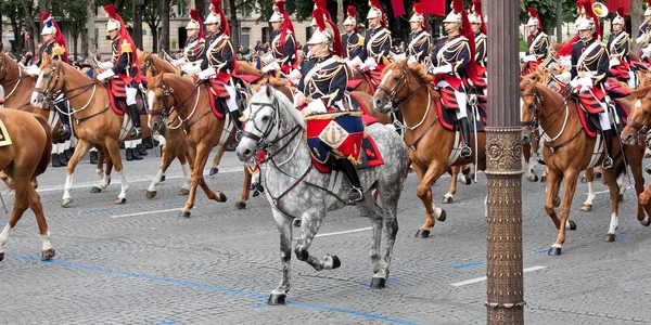 Parijs - 14 juli: Cavalerie op een militaire parade in de Republiek-Da — Stockfoto