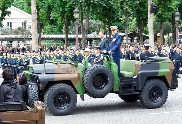 Παρίσι - 14 Ιουλίου: Γάλλος πρόεδρος Francois Hollande σε ένα militar — Φωτογραφία Αρχείου