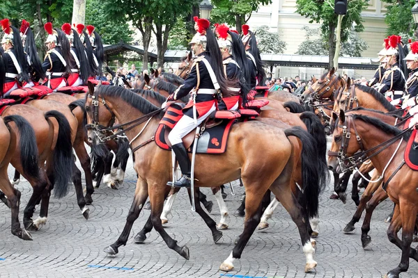 Párizs - július 14: A katonai parádét a Köztársaság Da lovasság — Stock Fotó