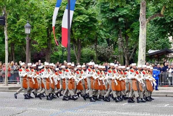 PARIS - JULHO 14: Legião Estrangeira em parada militar no Repu — Fotografia de Stock