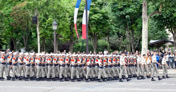 Παρίσι - 14 Ιουλίου: Λεγεώνα των ξένων σε μια στρατιωτική παρέλαση στο το ΔΗΜ — Φωτογραφία Αρχείου