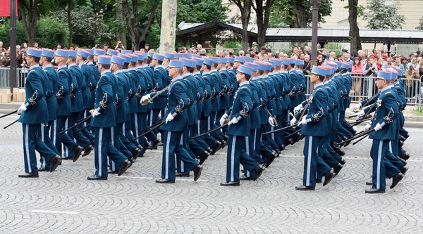 ПАРИЖ - 14 июля: Армейские колонны маршируют на военном параде в — стоковое фото