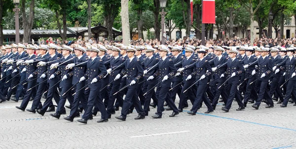 Παρίσι - 14 Ιουλίου: Στήλες στρατού βαδίζοντας σε μια στρατιωτική παρέλαση στην t — Φωτογραφία Αρχείου