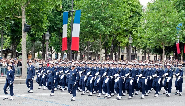 PARÍS - 14 DE JULIO: Columnas del Ejército marchan en un desfile militar en t — Foto de Stock