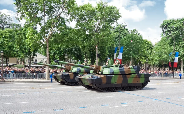 Parijs - 14 juli: Militaire uitrusting op een militaire parade in de — Stockfoto