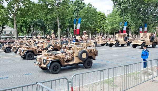 Παρίσι - 14 Ιουλίου: Στρατιωτικού εξοπλισμού σε μια στρατιωτική παρέλαση για την — Φωτογραφία Αρχείου