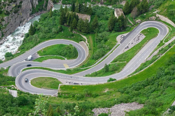 Serpentine v Alpách. Švýcarsko — Stock fotografie