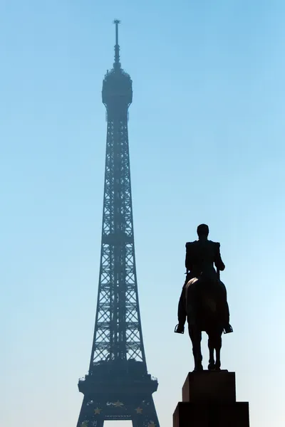 Sculpture Ferdinand Foch and Eiffel Tower — Stock Photo, Image